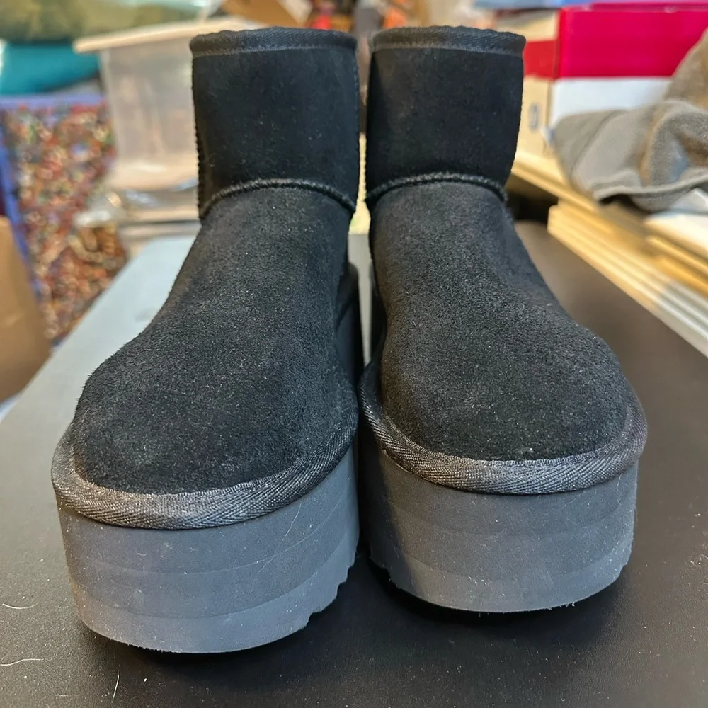 UGG Classic Classic Mini Platform boot in black.  Size 6.  Excellent condition. - Picture 4 of 14